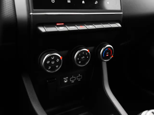 Renault Clio 1.0 TCe 92 PK Bi-Fuel Zen | 4 seizoensbanden | Airco | NAVI | parkeersensoren achter | Apple/Android car play |