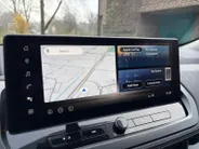 Nissan QASHQAI 1.3 MHEV Xtronic N-Connecta Apple Carplay/Android Auto , airco (automatisch) , cruise control adaptief met Stop&Go en stuurhulp , elektrisch bedienbare achterklep met sensorsturing , navigatiesysteem , panoramadak , voorstoelen verwarmd en stuur , rondomz