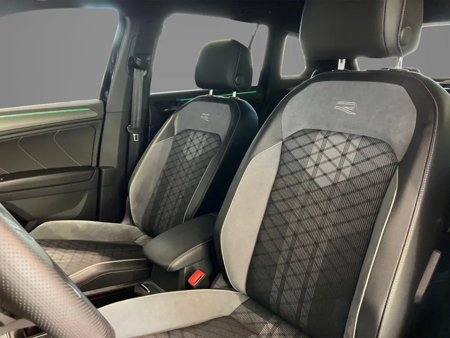 Volkswagen Tiguan 1.4TSIeHybrid 180kW/245PK R-Line Black Style · Dodehoeksensoren ·  Navigatie · Parkeersensoren · Apple/Android Car Play ·