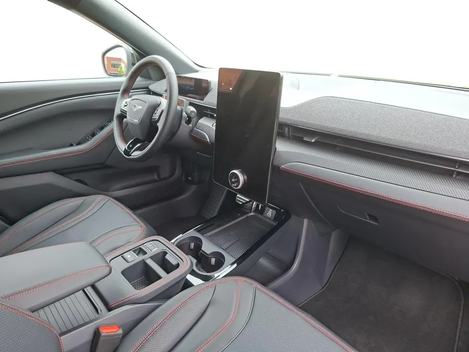 Ford Mustang Mach-E Extended Premium RWD 88 kWh | Afneembare trekhaak | Stoelverwarming | Leer bekleed | 18' Lichtmetaal | Adaptive Cruisecontrol | Dodehoekdetectie | Led verlichting | Climate Control | Nieuw te bestellen |