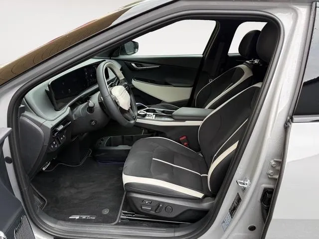 Kia EV6 GT-Line 84 kWh Panoramisch schuif-/kanteldak | Verwarmbare en geventileerde stoelen | V2L | Meridian Premium Sound System | 360 camera | Metallic lak | Fabrieksgarantie t/m 11-04-2033 + 3x 1 jaar* | NAP