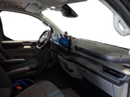 Ford E-Transit Custom 340 L2H1 Sport 71 kWh 218 pk | NIEUW TE BESTELLEN | 17' LM velgen | Laadruimtebescherming | Achteruitrijcamera | All weather banden | Trekhaak | Rijklaarprijs!