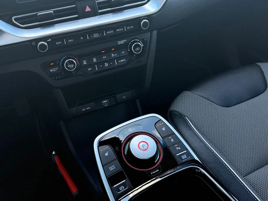 Kia e-Niro DynamicPlusLine 64 kWh | SOH 97,5% | Camera | Keyless | Schuifdak | Navi | Apple Carplay | Android Auto | Lichtmetalen Velgen |