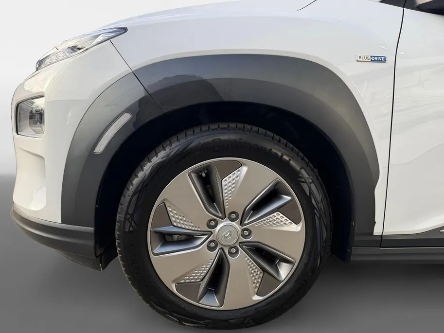 Hyundai Kona EV Limited Sky 64 kWh | Zeer compleet | 99% SOH | Open dak | Lederen bekleding | Trekhaak | Stoel verwarming & koeling | Stuurverwarming |