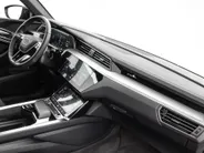 Audi e-tron 55 quattro S edition 95 kWh 408pk SOH 95,1 % · Panoramadak · Camera · Luchtvering · Elek. Stoelen + Geheugen · Afneembare Trekhaak · Matrix LED · Keyless ·