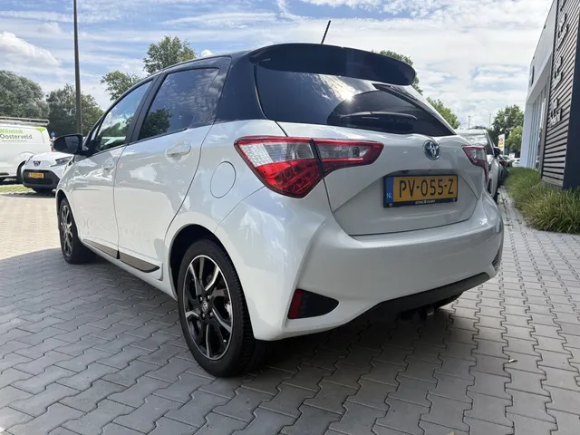Toyota Yaris 1.5 Hybrid Bi-Tone | Navigatie | Trekhaak
