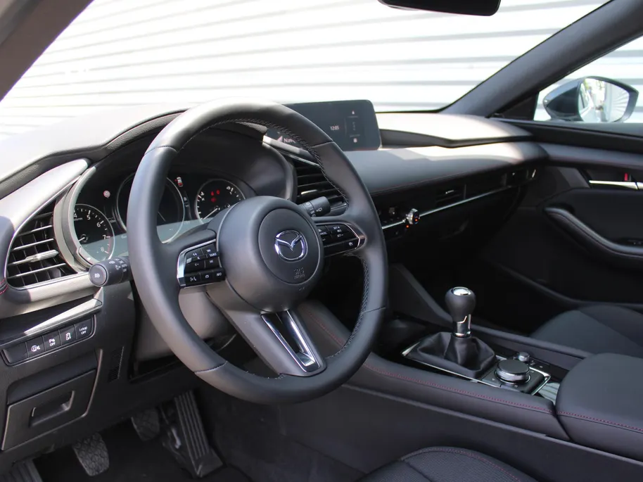 Mazda 3 2.0 e-SkyActiv-G M Hybrid 150 Homura | Stoelverwarming | Camera | Dodehoek detectie | HUD | 18' LM | LED | Cruise adapt. |