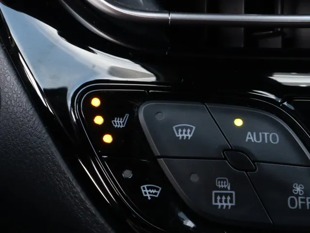 Toyota C-HR 1.8 Hybrid Style Bi-tone | Stuur en stoelverwarming | Blindspot | Trekhaak