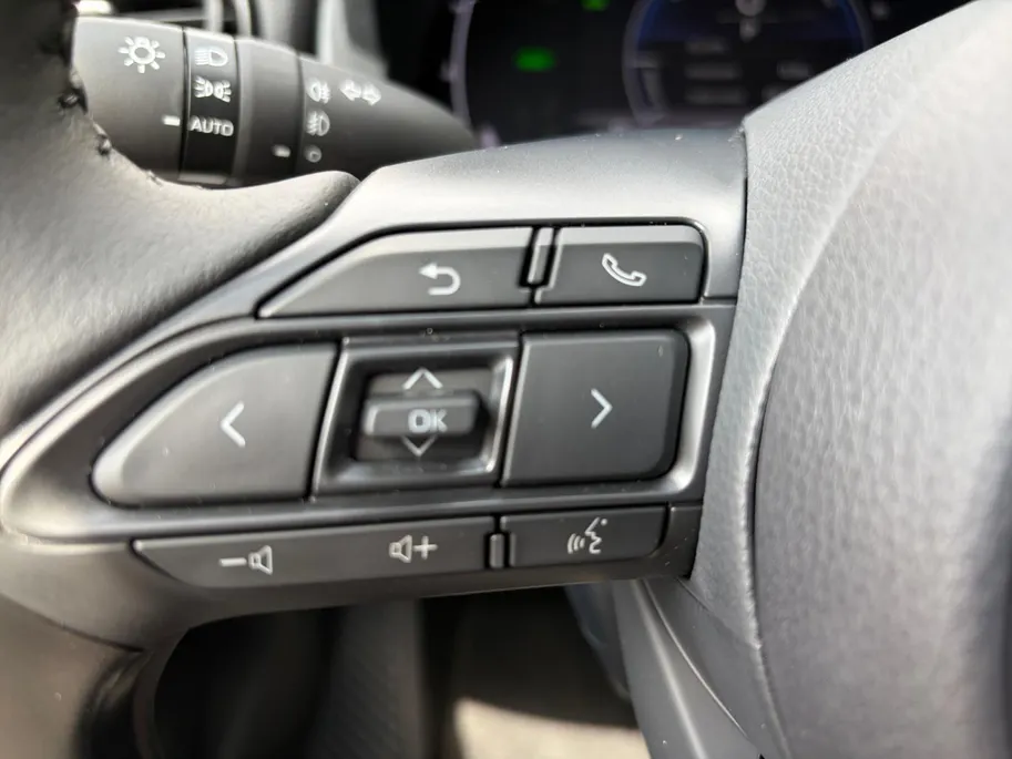 Toyota Yaris 1.5 Hybrid 115 Comfort Apple Carplay/Android Auto , cruise control adaptief en stuurhulp , climate , lm velgen , tel , usb , camera .