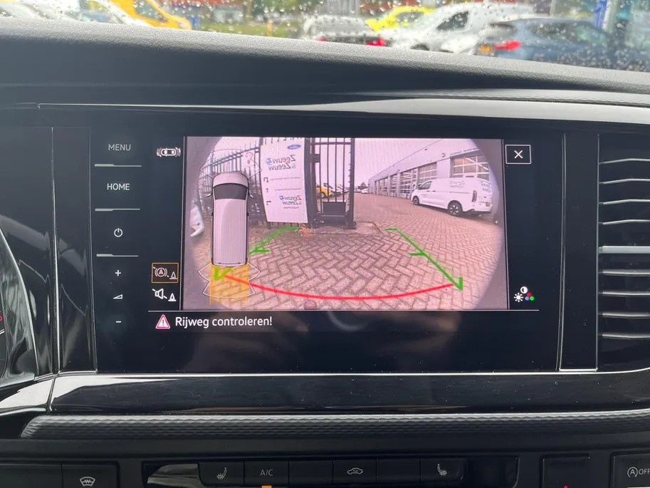 Volkswagen Transporter 2.0 TDI L2H1 28 Bulli | Trekhaak | navigatie | Lederen Bekleding | Imperiaal | Parkeer Camera | Stoelverwarming | Lichtmetalen Velgen |