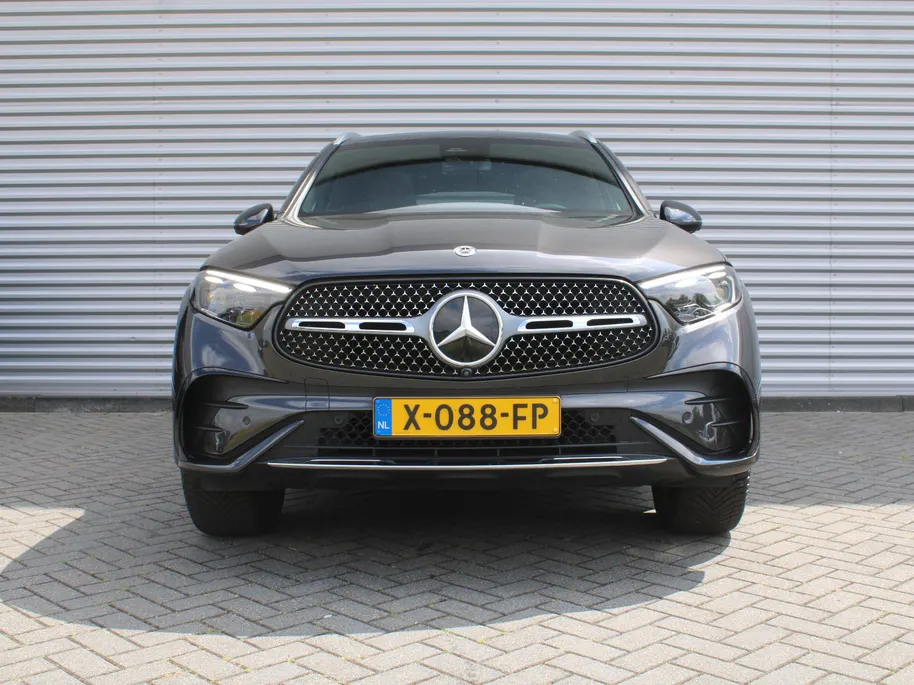 Mercedes-Benz GLC 300e 4MATIC AMG Line | 360 Camera | Schuifdak | Cruise adapt. | 20' LM | HUD | Treeplanken | Dodehoek detectie | Stoelverwarming + geheugen | BTW auto |