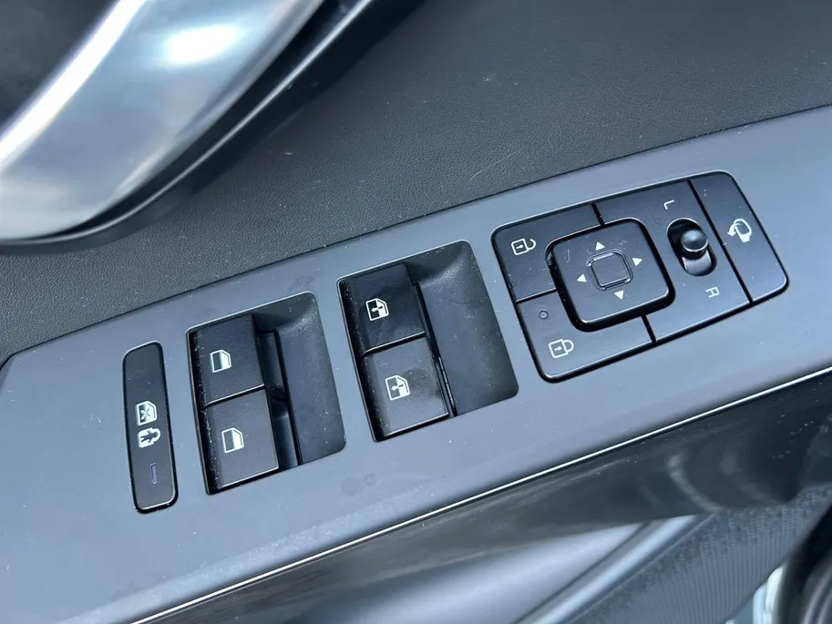Kia Niro 1.6 GDi Hybrid DynamicLine Edition | Elektrisch Verstelbare Bestuurdersstoel | Dodehoekdetectie | Apple Carplay / Android Auto | Navigatiesysteem | Licht + Regensensor | Parkeersensoren Voor + Achter | Camera Achter | Cruise Control Adaptief | Rijstrookse