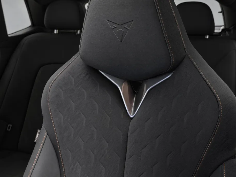 CUPRA Terramar 1.5TSIe-Hybrid 200kW/272PK VZ · Panoramadak · Trekhaak · 360°Camera · Sennheiser sound · Garantie t/m 28-04-2030 of 100000km.