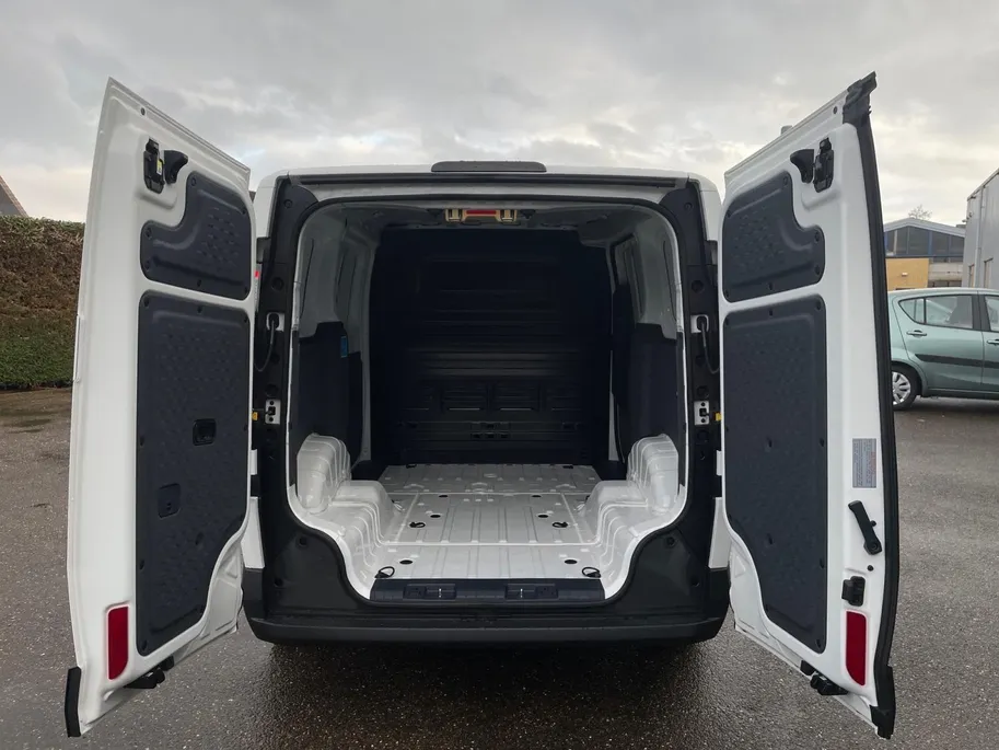 Kia PV5 L2H1 Plus 51.5 kWh | Stoel verwarming | Navigatie |  Climate control | All-Season banden |  4,420L inhoud | DEMO