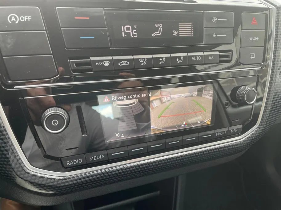 Volkswagen up! 1.0 65PK | Climate Control| Parkeersensoren| 4seizoen banden| Camera | Automatische verlichting| DEALER ONDERHOUDEN!!