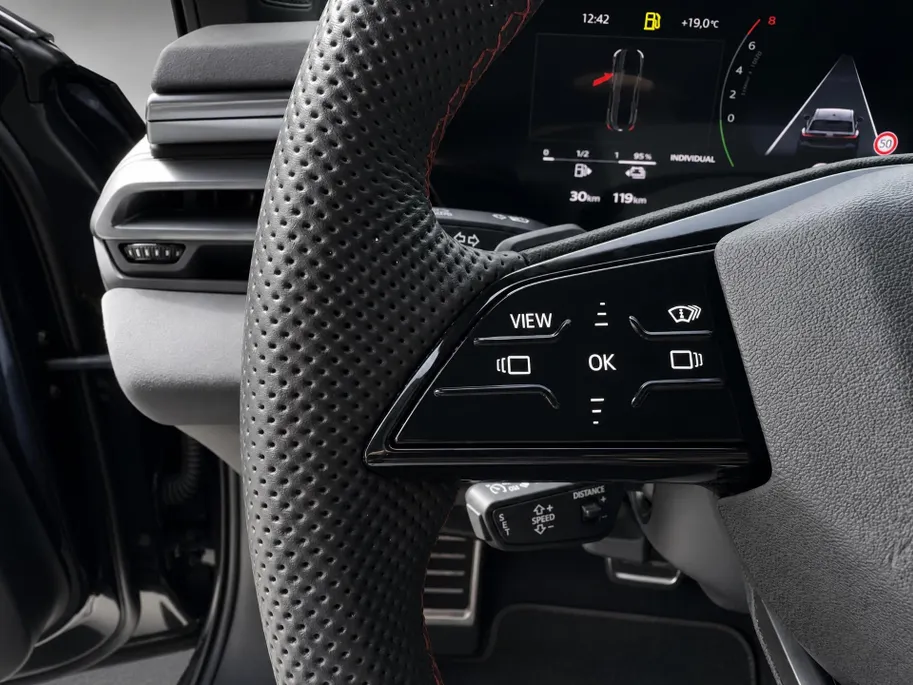 Audi A5 Avant 2.0 e-hybrid 367pk quattro S edition Competition · Trekhaak · 360 Camera · B&O Audio · Elek. Voorstoel · Head-Up · Dodehoek Detectie · 19'' Inch · Garantie t/m 03-10-2030 of 100.000km
