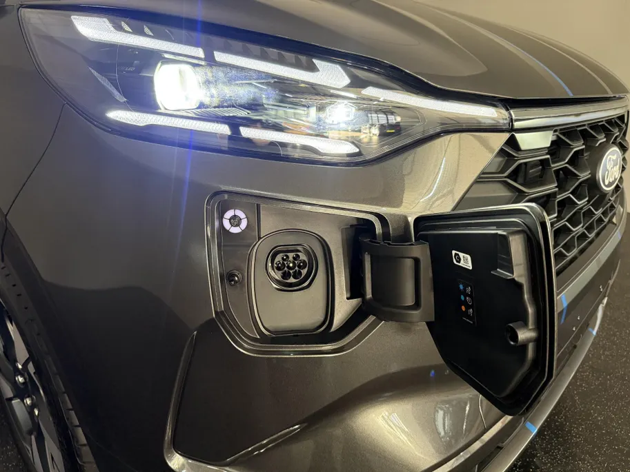 Ford Transit Custom 320 2.5 PHEV L2H1 Sport DC 230 PK | AUTOMAAT | Uniek Sport Interieur | 19 inch Lichtmetalen Velgen | Trekhaak | Achteruitrijcamera | |Verwarmbare Voorstoelen en Stuurwiel |