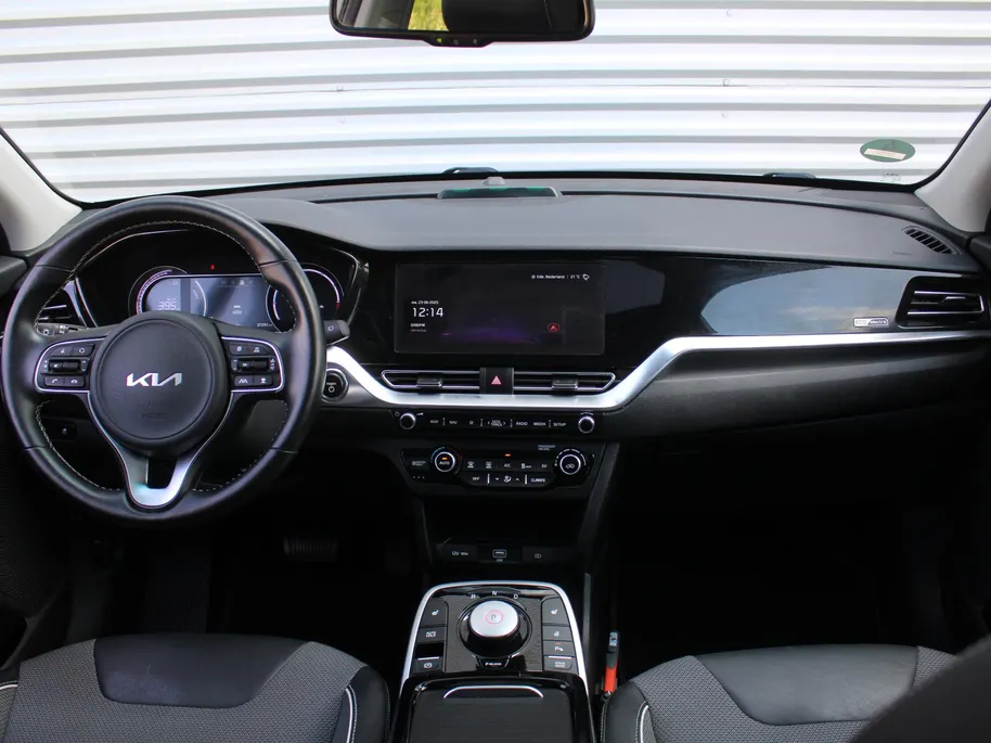 Kia e-Niro DynamicPlusLine 64 kWh | Schuif-/kantel dak | Cruise adapt.| Navi | 17' LM | Stuur-/stoelverwarming | Camera | Clima |