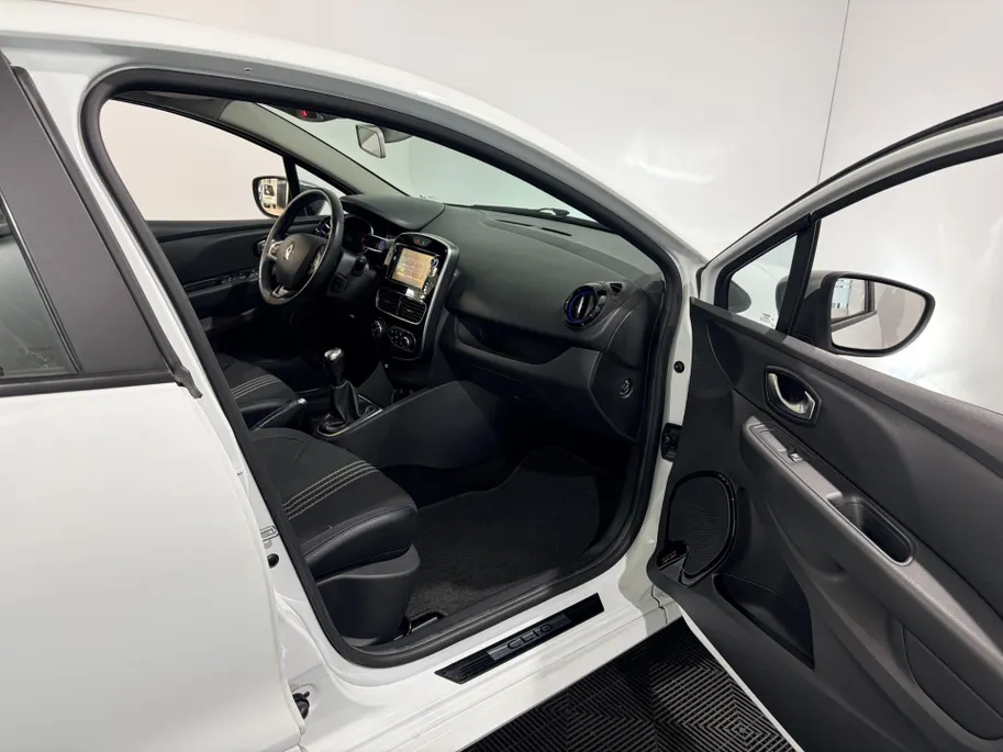 Renault Clio 90PK TCe GT-line | Lichtmetalen Velgen | Panoramadak | Parkeersensoren | Climate Control | Sportstoelen | Cruise Control | Full LED | Navi | Bluetooth | Armsteun | Keyless Entry |