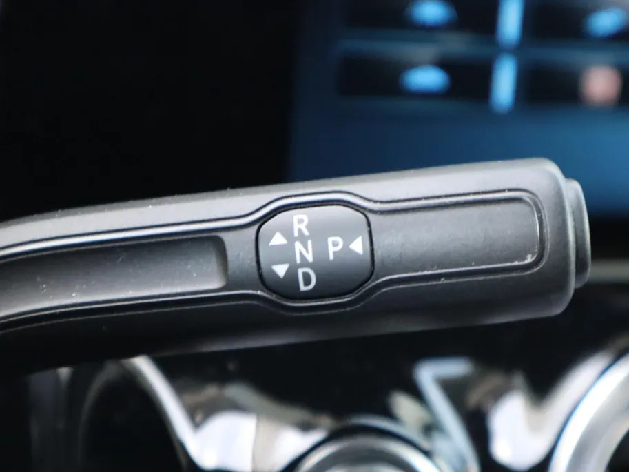 Mercedes-Benz GLA 200 Business Solution AMG l Trekhaak l Panoramadak l Stoelverwarming