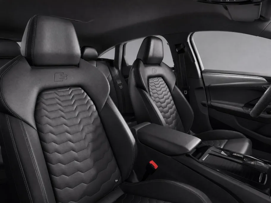 Audi A6 e-tron S edition 83 kWh 286 PK · Trekhaak elek. wegklapbaar · exterieurpakket zwart · Leder zwarte sportstoelen