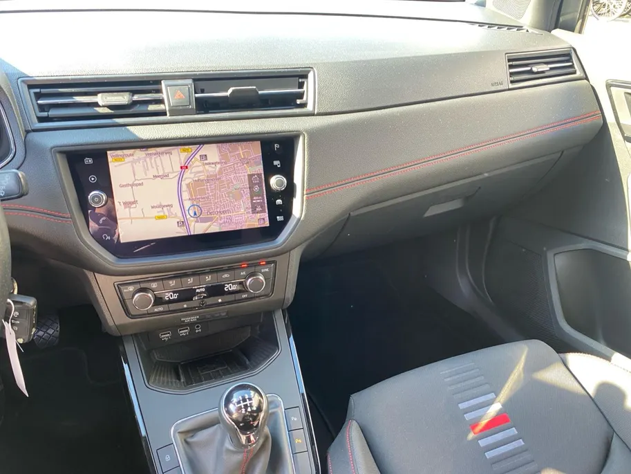 SEAT Arona 1.0 TSi 116pk FR Business Intense Trekhaak | CarPlay | Navi | Cruise | Two-Tone | Clima | Camera | Etc.