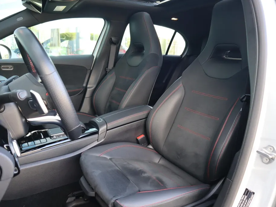 Mercedes-Benz A-Klasse 180 AMG Line l Panorama dak l Keyless entry l Achteruitrij camera l Stoelverwarming