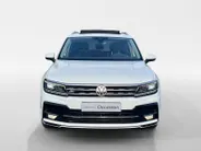 Volkswagen Tiguan 2.0 TSi DSG-aut. 4Motion Highline R-Line NL Auto | 11-2017 | Pano dak | Trekhaak | 20' | Stoelverwarming | Etc.