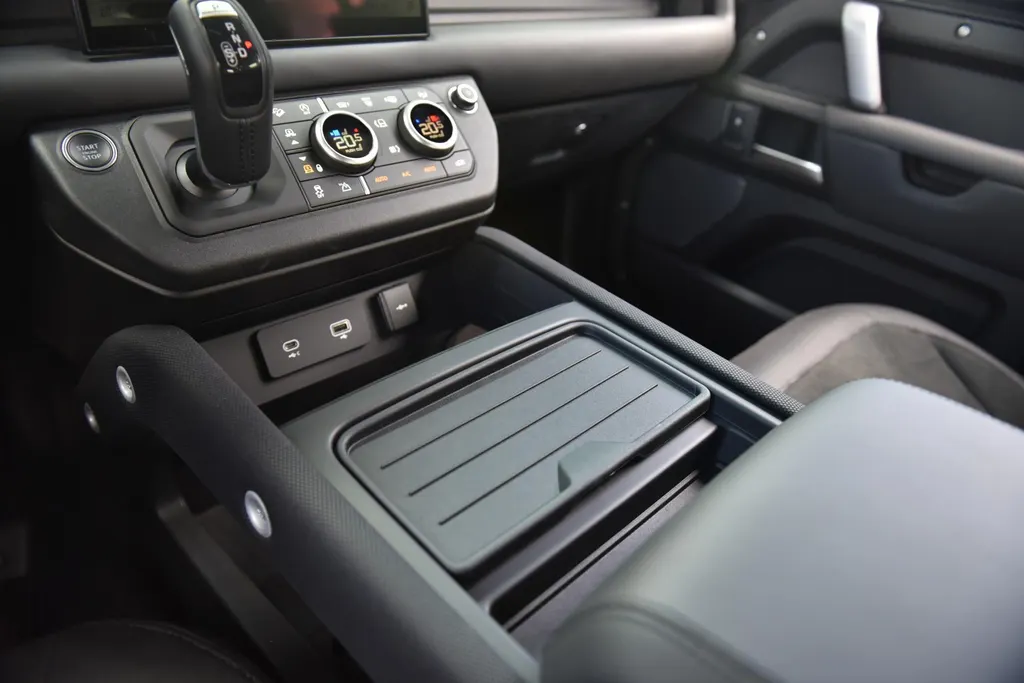 Land Rover Defender 