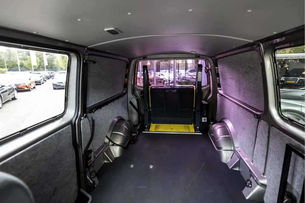 Volkswagen Transporter 2.0 TDI L2H1 Invalide uitvoering / aanpassing