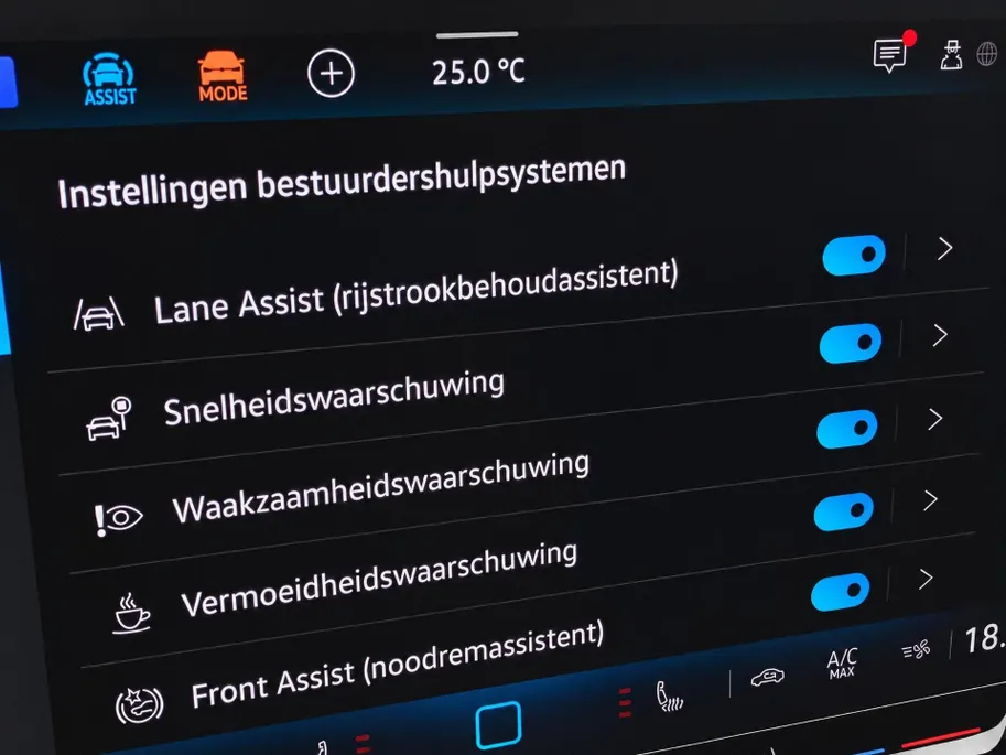 Volkswagen Golf 1.5eTSI/150PK R-Line · Navigatie · Trekhaak · Apple/Android Car Play · Dodehoeksensoren · Stoelverwarming ·  Garantie t/m 08-01-2031 of 100000km.