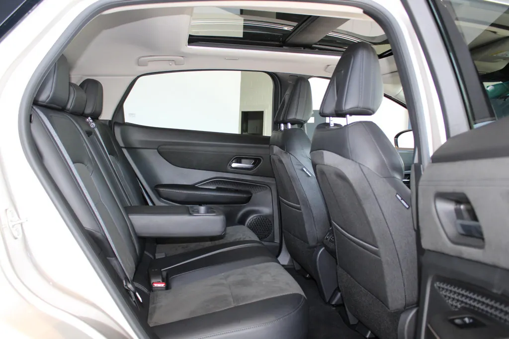 Nissan ARIYA Evolve 66 kWh | 22KW Lader| Afneembare trekhaak| Apple carplpay& Android auto| 360grd Camera| Stoelverwarming en verkoeling| Elektrisch verstelbare stoelen| Luxe bekleding| Dealer onderhouden|