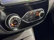 Renault Captur 120PK TCe Intens Automaat | Trekhaak | Navi | LM Velgen Hoogglans Zwart | Camera | Parkeersensoren | Full LED | Climate Control | Cruise Control | Keyless Entry | Elektrische Ramen & Spiegels | Licht & Regen Sensor |