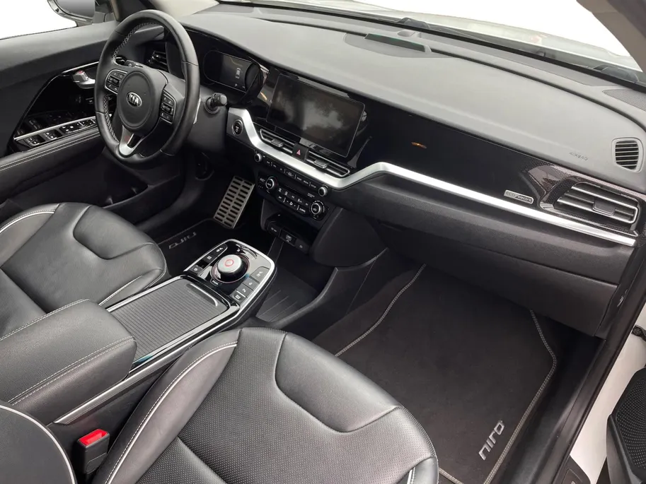 Kia e-Niro ExecutiveLine 64 kWh | SOH 100% | Warmtepomp | Navigatie | Adaptive cruise control | Climate control | Apple Carplay & Android Auto | Achteruitrijcamera | Stoel- stuurverwarming |
