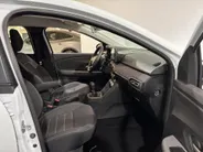 Dacia Sandero 90PK TCe Journey | Camera | Armsteun | Climate Control | Parkeersensoren | Apple CarPlay/Android Auto | Licht & Regen Sensor | Cruise Control | Lichtmetalen Velgen | Full LED |