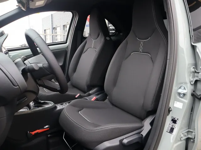 Toyota Aygo X Hybrid 115 pulse Bi-Tone | Easy Pack VERKOCHT
