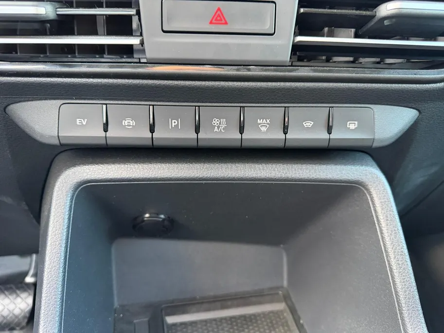 Ford Transit Connect 1.5 EcoBoost PHEV L2 Limited | NL auto | Adapt. Cruise control | Trekhaak | Parkeersensoren voor en achter | Achteruitrijcamera | Navigatie | Apple carplay & Android auto | BLIS | Voorruitverwarming | 17' inch lichtmetalen velgen |