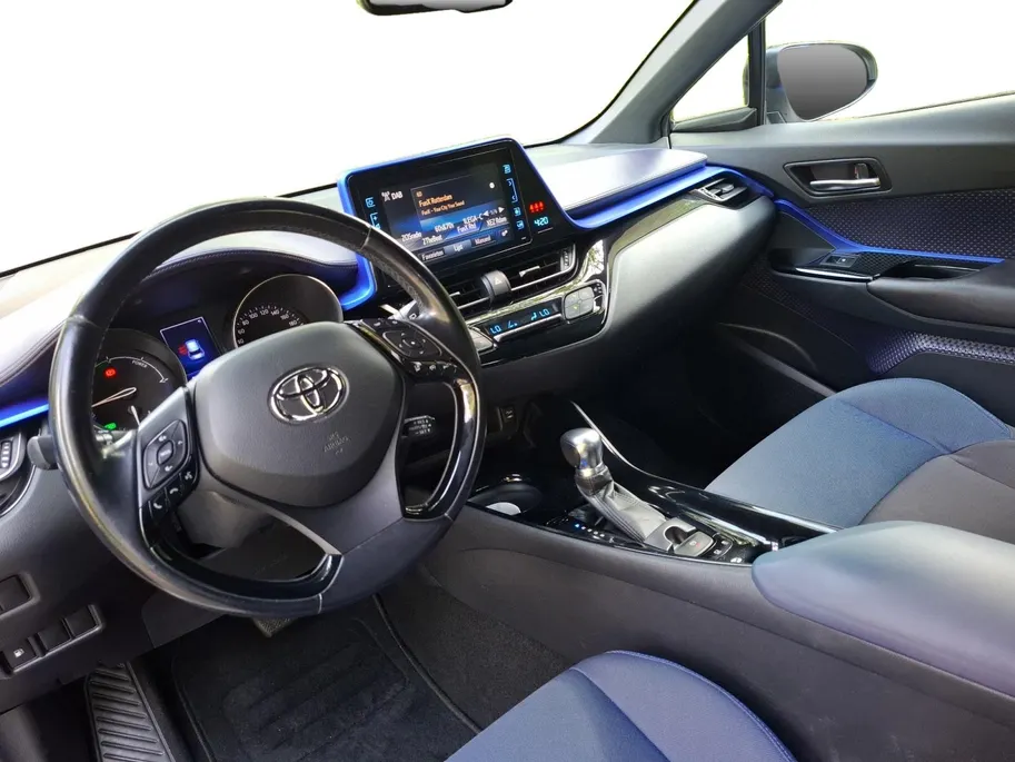 Toyota C-HR 1.8 Hybrid Dynamic Airco automatisch| Autonomous Emergency Braking | Cruise control adaptief | Lichtmetalen velgen 18' | Navigatiesysteem full map | Voorstoelen verwarmd