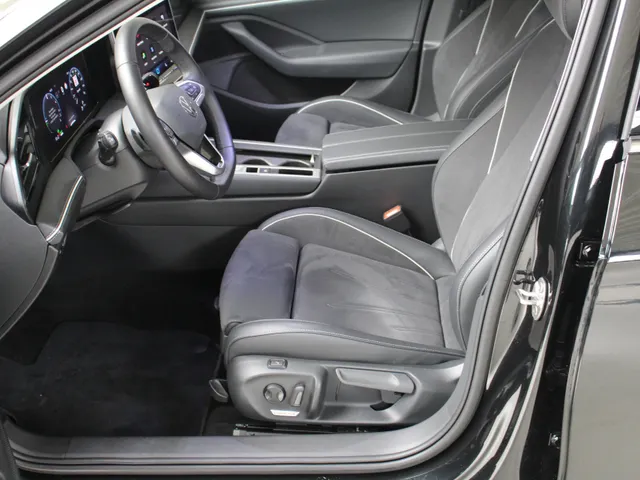 Volkswagen Passat Variant 1.5 eHybrid Business Trekhaak | Navigatie | Stoelverwarming | Head-Up Display |