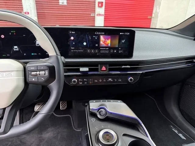 Kia EV6 GT-Line 84 kWh Panoramisch schuif-/kanteldak | Verwarmbare en geventileerde stoelen | V2L | Meridian Premium Sound System | 360 camera | Metallic lak | Fabrieksgarantie t/m 11-04-2033 + 3x 1 jaar* | NAP