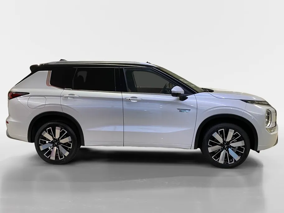 Mitsubishi Outlander 2.4 PHEV | INSTYLE + | DIRECT LEVERBAAR| ZWART DAK | PRIJS INCL €6.000,- VOORRAAD KORTING