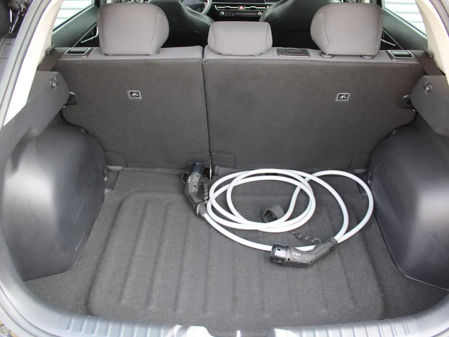 Kia Niro EV Light Edition 64.8 kWh | Camera | Cruise adapt. | Clima | 17' LM | Navi | Keyless | All season banden | 17% bijtelling |
