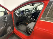 Renault Captur 90PK TCe Intens | Navi | Camera | Climate Control | Parkeersensoren | Apple CarPlay/Android Auto | Licht & Regen Sensor | Full LED | Lichtmetalen Velgen | Armsteun |