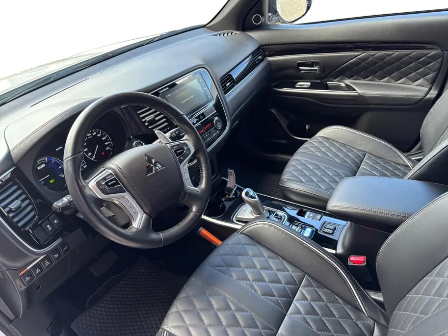 Mitsubishi Outlander 2.4 PHEV Instyle | Trekhaak | Leder | Schuif-kantel dak | Rondom camera | Elektrisch. Achterklep | Stoel en stuurverwarming | Set winterwielen |