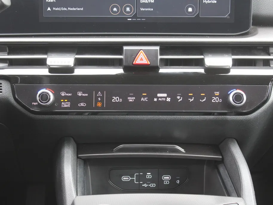 Kia Sportage 1.6 T-GDi Hybrid DynamicLine | Stuur-/stoelverwarming | Camera | Elek. stoelverstelling | Cruise adapt. | LED |  Telefoonlader | 18' LM | Clima |