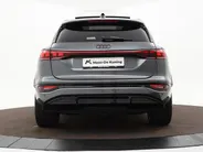 Audi Q6 e-tron S edition performance 100 kWh 306pk · SOH 97,9% · Panoramadak · 360 Camera · Inklap. Trekhaak · Luchtvering · B&O Sound · Head-Up Display · Garantie t/m 15-03-2031 of 100.000km