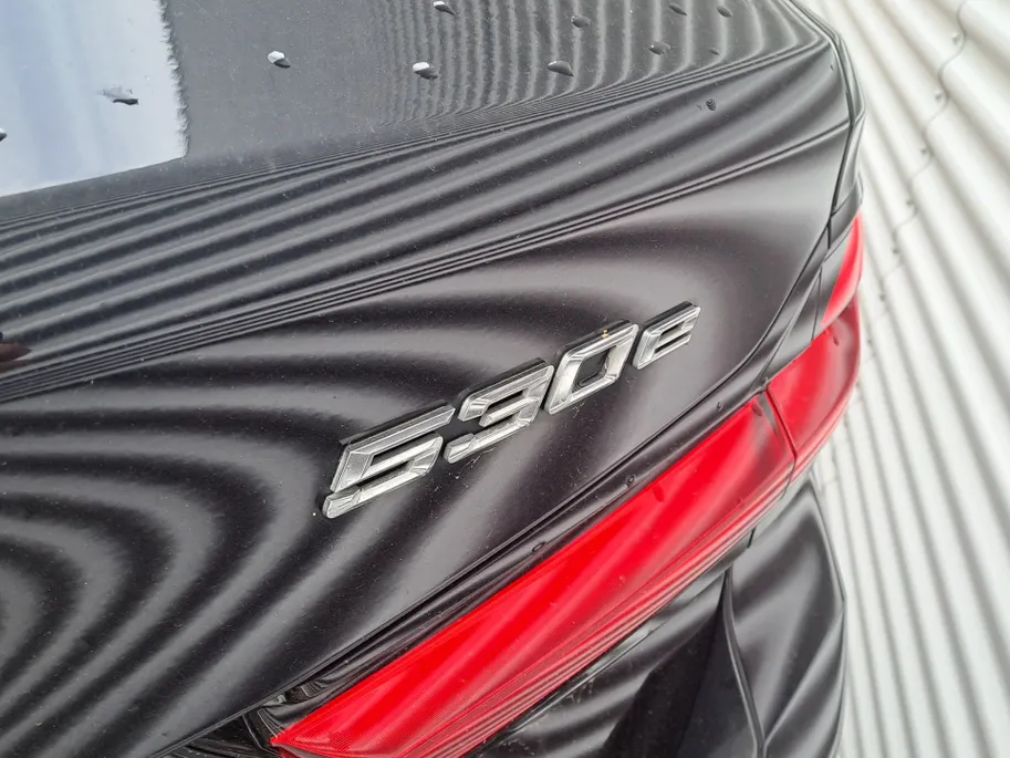 BMW 5 Serie Touring 530e xDrive M SPORT | Pano | Harman Kardon | 360 Camera | Head up | Elektrisch Wegklapbare Trekhaak | Voorstoelen verwarmd | Navigatie | Apple Carplay/Android Auto | Leer