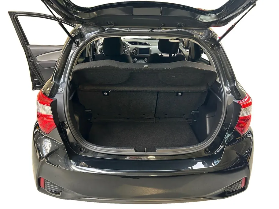 Toyota Yaris 1.5 Hybrid Dynamic | Apple Carplay / Android Auto | Parkeersensoren Voor | Parkeercamera Achter | Lichtsensor + Regensensor | Cruise Control | Rijstrooksensor | 15'Lichtmetalen Velgen