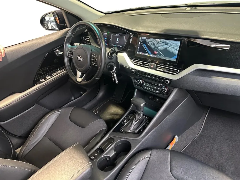 Kia Niro 1.6 GDi Hybrid Edition | Trekhaak Vaste Kogel+ 13-Polige stekker | Schuifkanteldak | Apple Carplay / Android Auto | Navigatiesysteem | Licht + Regensensor | Parkeersensoren + Camera Achter | 16' Lichtmetalen Velgen | Cruise Control Adaptief | Rijstrooksen