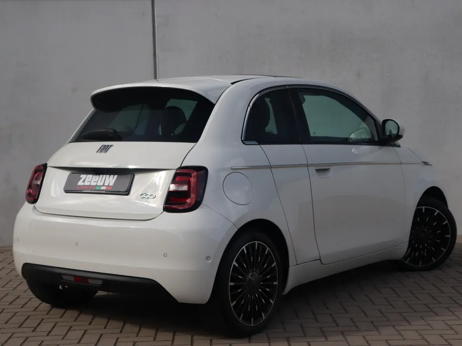 Fiat 500e 3+1 La Prima 42 kWh | Pano | Winter | JBL | 17'